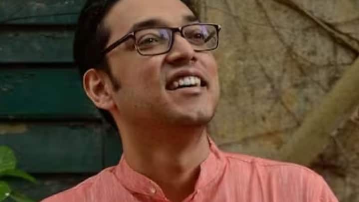 উঠে আসে পাতিলেবুর মতো গল্প। তবে শুধু গল্প, পদ্য, গানেই নিজেকে আটকে রাখেননি। এখনও পরিবারের সঙ্গে সময় কাটাতে ভালবাসেন। খেলেন ক্যারামও।