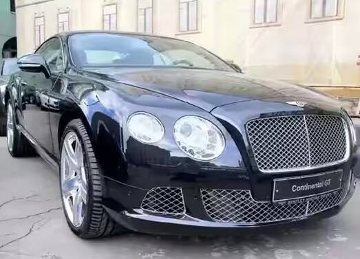 Bentley Continental GT - શાહરુખ ખાન અદભૂત રીતે ડિઝાઇન કરાયેલ Bentley Continental GTનો માલિક છે જે 4.0L ટ્વીન-ટર્બો V8 પેટ્રોલ એન્જિન ધરાવે છે. તેની રેન્જ રૂ. 3.29 કરોડથી રૂ. 4.04 કરોડ છે.