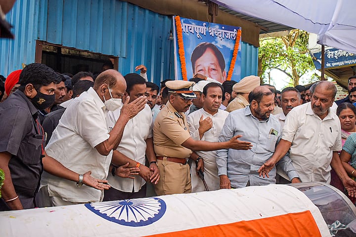 बीजेपी शहर इकाई के अध्यक्ष जगदीश मलिक ने कहा, ‘‘आज एक दुखद दिन है. बीजेपी के वरिष्ठ नेता एवं सांसद गिरीश बापट आज हमें छोड़कर चले गए. पिछले डेढ़ साल से उनका इलाज चल रहा था.’’