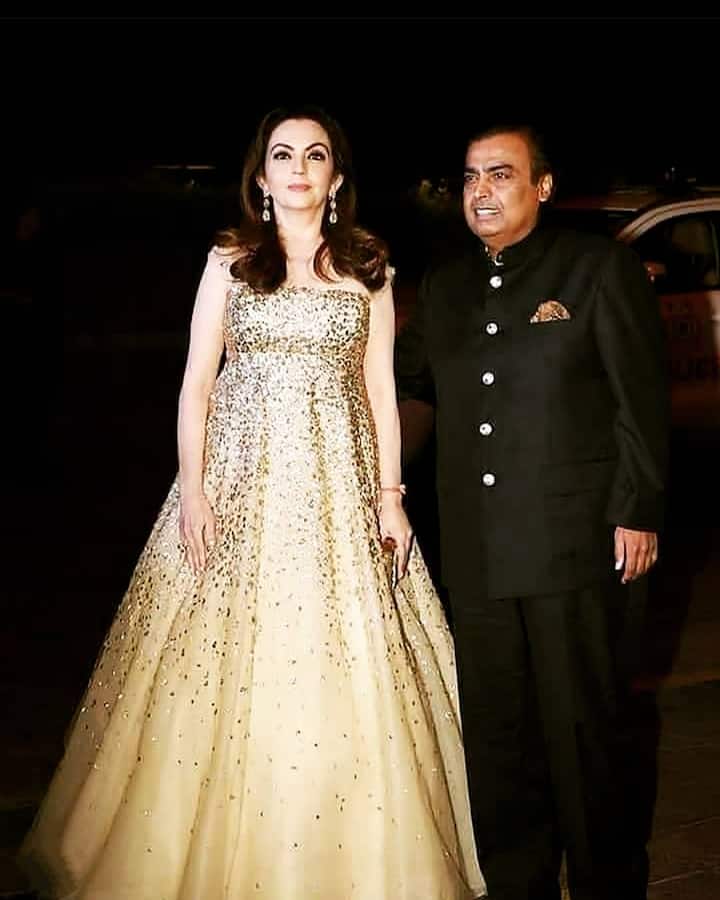कहा जाता है कि मुकेश अंबानी शुद्ध शाकाहारी खाना खाना पसंद करते हैं, जिसमें दाल, चावल, चपाती और सब्जी शामिल है.