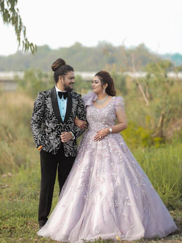 સગાઈમાં બંને ડિઝાઇનર આઉટફિટમાં ખૂબ જ ક્યૂટ લાગી રહ્યા છે. કોમલે લવંડર ગાઉન પહેર્યું હતું, જ્યારે હંસરાજે ડિઝાઇનર બ્લેઝર સાથે બ્લેક પેન્ટ પહેર્યું હતું.