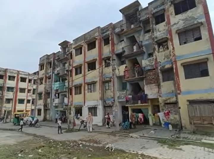 Raebareli kanshi ram awas yojana flat became dilapidated in 12 years ann Raebareli News: रायबरेली में 12 साल पहले बनी कांशीराम कॉलोनी हुई जर्जर, मौत के साए में रहने को मजबूर सैकड़ों परिवार