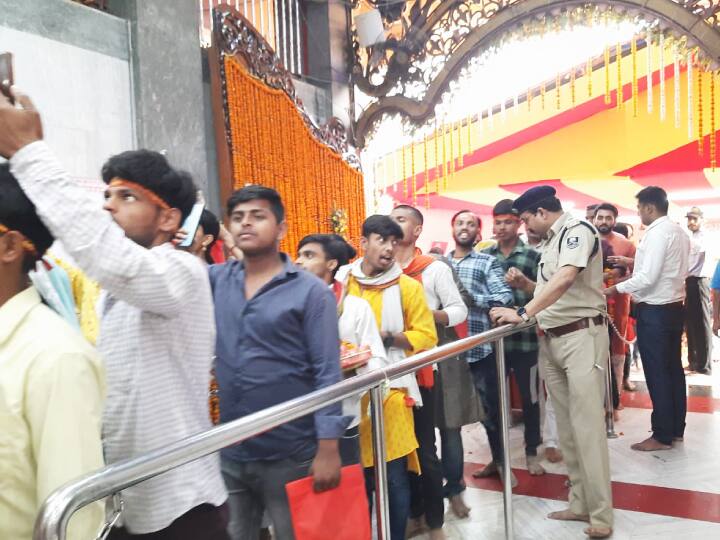 रामनवमी को लेकर राजधानी पटना के सभी मंदिरों में आज (रामनवमी 2023) भीड़ देखी जा रही है. चाहे पटना जंक्शन स्थित महावीर मंदिर की बात करें या पटना सिटी के जल्ला वाले हनुमान मंदिर की, हर जगह काफी संख्या में सुबह से ही श्रद्धालु दर्शन पूजन के लिए पहुंच गए थे.