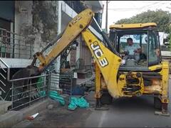 इटावा में कुख्यात अपराधी की बिल्डिंग पर चला प्रशासन का बुलडोजर, दर्ज हैं 47 से ज्यादा मामले