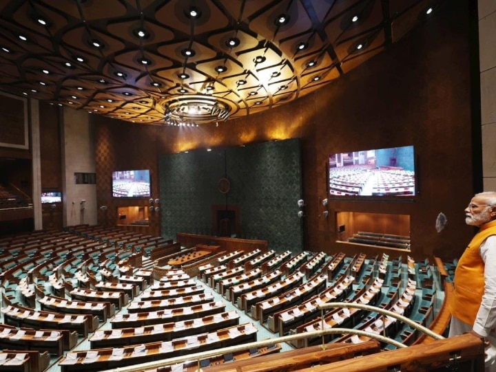 पीएम मोदी ने नए संसद भवन का किया दौरा, कंस्ट्रक्शन वर्कर्स से की बात