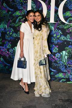 In Pics: फैशन गाला में अनंत की होने वाली दुल्हनिया के साथ पहुंचीं ईशा अंबानी, रेड कार्पेट पर दिखी भाभी-ननद की खास बॉन्डिंग