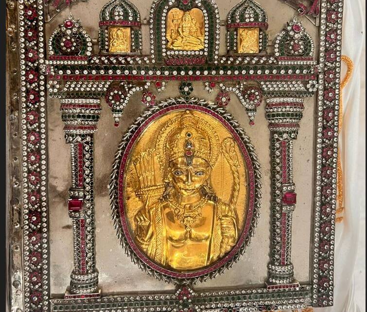 Ramayana was made from 222 tolas of gold and 10 kg of silver Surat: સુરતના આ વ્યક્તિ પાસે છે 222 તોલા સોના અને 10 કિલો ચાંદીમાંથી બનેલી રામાયણ