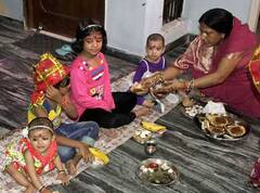 Navratri Kanya Pujan: નવરાત્રીમાં નવ કન્યાઓની પૂજાનું હોય છે વિશેષ મહત્વ, જાણો કન્યા પૂજન અંગે