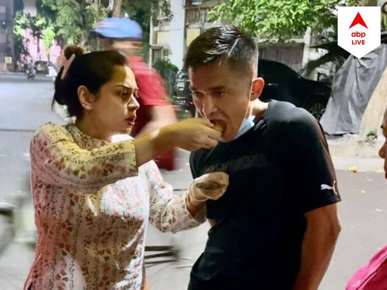 Indian Football News: Footballer Sunil Chhetri having fuchka with wife at Kolkata, photo went viral Sunil Chhetri: স্ত্রীর সঙ্গে কলকাতার রাস্তায় দাঁড়িয়ে ফুচকা খেলেন জাতীয় দলের তারকা ফুটবলার সুনীল