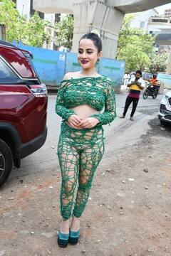 हरे रंग का जाल पहनकर बाहर आईं उर्फी जावेद, बालों के गजरे पर अटकी लोगों की नज़र