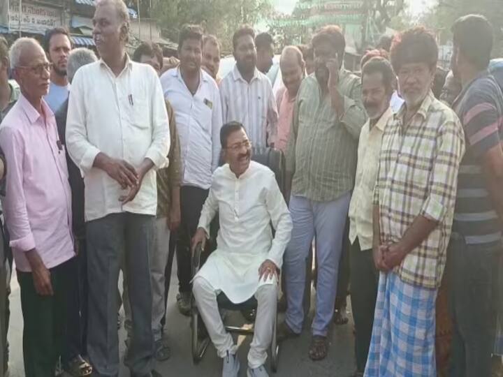 Nellore Udayagiri Mla mekapati challenge ysrcp leaders sitting on chair middle of the road Mekapati challenge : దమ్ముంటే రండి, నన్ను తరిమేయండి- నడిరోడ్డుపై కూర్చీ వేసుకుని కూర్చొన్న ఎమ్మెల్యే మేకపాటి
