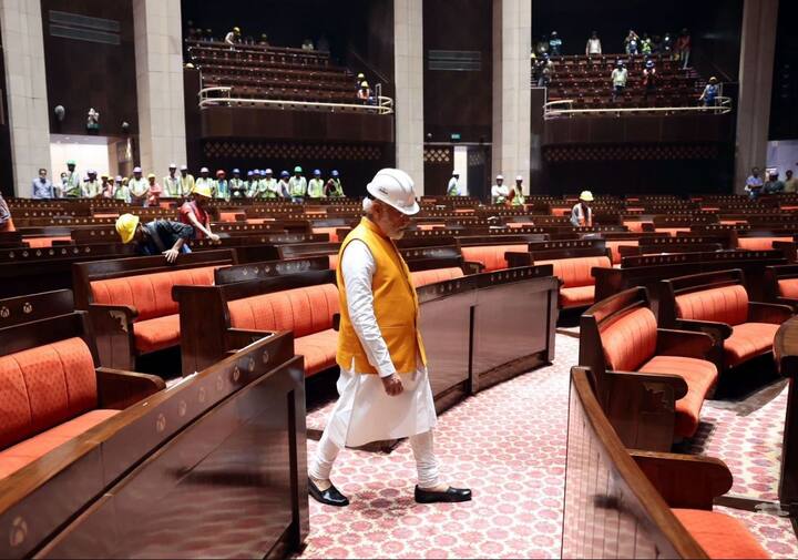 PM Narendra Modi PHOTO:  PM મોદી ગુરુવારે (30 માર્ચ) મોડી સાંજે નવા સંસદ ભવનની ઓચિંતી મુલાકાતે પહોંચ્યા હતા. તેમણે એક કલાકથી વધુ સમય વિતાવી વિવિધ કામોનું નિરીક્ષણ કર્યું હતું.