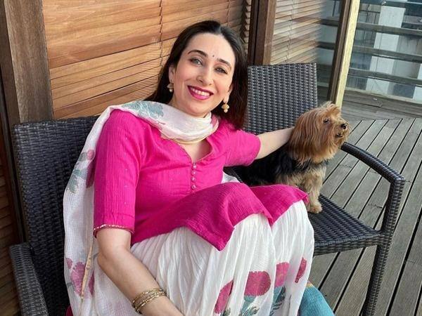 ये करिश्मा के घर की बालकनी है. जहां आपको वुडन फ्लोंरिंग देखने को मिलेगी. अक्सर करिश्मा यहां फोटोज क्लिक करवाती हैं.
