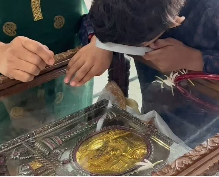 હકિકતમાં સુરતમાં સોના-ચાંદીની રામાયણ દર્શન માટે મૂકવામાં આવી છે, જેને લઈને સમગ્ર શહેરમા કુતુહલ સર્જાયું છે.