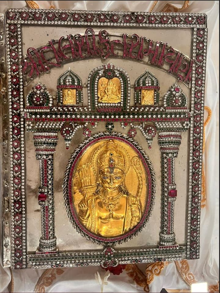 આ રામાયણનું વજન 19 કિલો છે, જેમાં 530 પાના છે અને તેમાં 222 તોલાના સ્વર્ણની સ્યાહીથી લખવામાં આવી છે.
