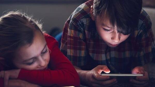 How Too Much Screen Time Affects Kids’ Eyes: Tips to Prevent Eye Strain બાળકને લાગી ગઈ છે ટીવીની લત, તો આવી રીતે રાખો આંખ અને કાનને સુરક્ષિત