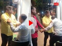 कांग्रेस नेता पर शिंदे गुट के कार्यकर्ताओं ने जमकर बरसाए लात-घूंसे, पिटाई का Video Viral, जानें क्या है मामला?