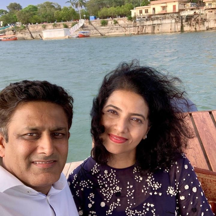 भारतीय क्रिकेट टीम के महान स्पिनर्स में शुमार अनिल कुंबले ने इंटरनेशनल क्रिकेट में अब तक टीम इंडिया की ओर से सबसे ज़्यादा 953 विकेट चटकाए हैं. कुंबले अपनी प्रोफेशनल लाइफ के अलावा, पर्सनल लाइफ में काफी चर्चित थे. कुंबले शादीशुदा औरत के प्यार में क्लीन बोल्ड हुए थे.