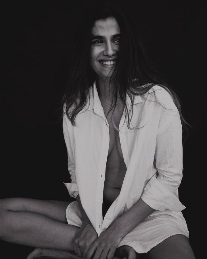 श्रेयाने सिंपल व्हाईट शर्ट घातला आहे. ब्लॅक पँटसोबत टीमअप केला आहे.