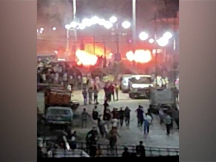 पाहता पाहता घटनेनं रौद्ररूप धारण केलं. पोलिसांच्या आणि खासगी मिळून 13 गाड्या जाळण्यात आल्या. काही पोलीस (Aurangabad Police) जखमी झाल्याचंही वृत्त आहे.