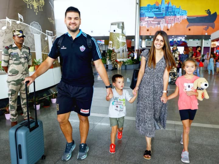 IPL 2023 Delhi Capitals Player Rilee Rossouw Reached India with His Family IPL 2023: दिल्ली कैपिटल्स को चैंपियन बनाने भारत पहुंचा दक्षिण अफ्रीका का खिलाड़ी, वाइफ भी दिखीं साथ