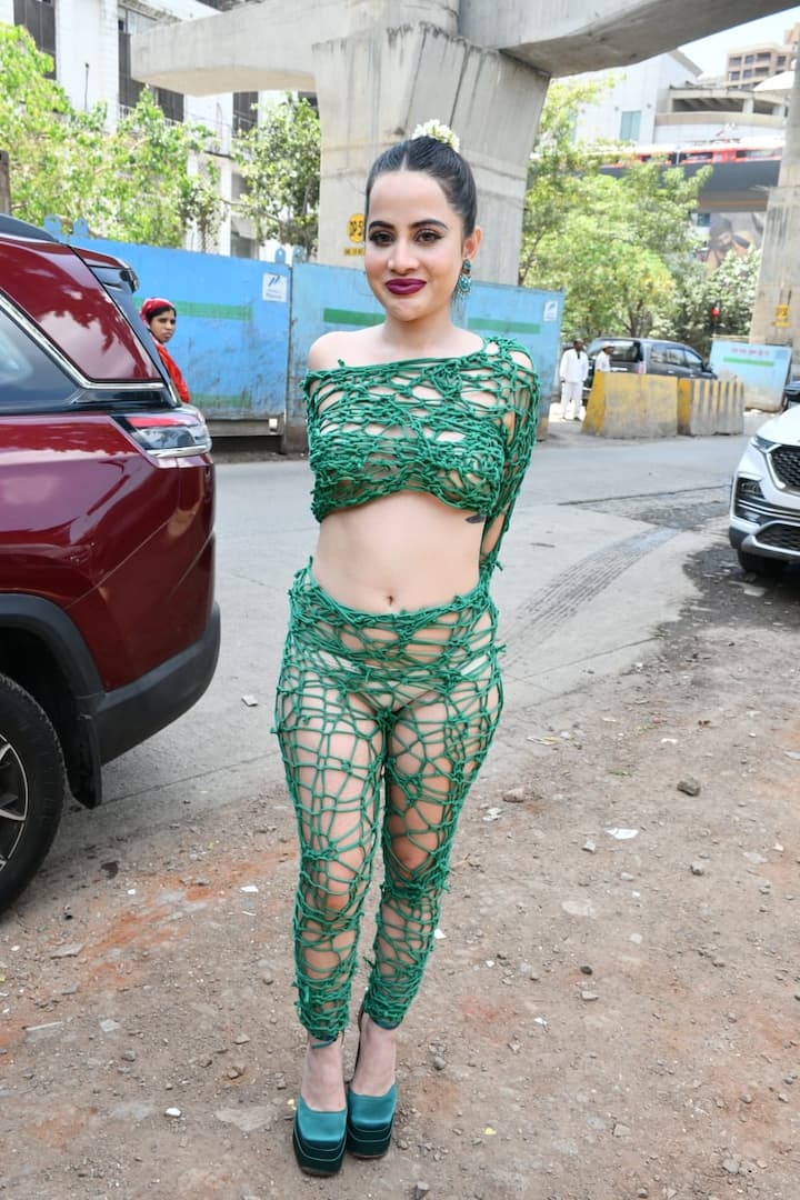 मालूम हो कि उर्फी जावेद का नाम इंडिया की टॉप सोशल मीडिया सेंसेशन की लिस्ट में शामिल है.