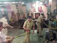 Indore Temple Collapse: पूजा के लिए जमा हुए लोग छत धंसने से बावड़ी में गिरे, देखें हादसे की तस्वीरें