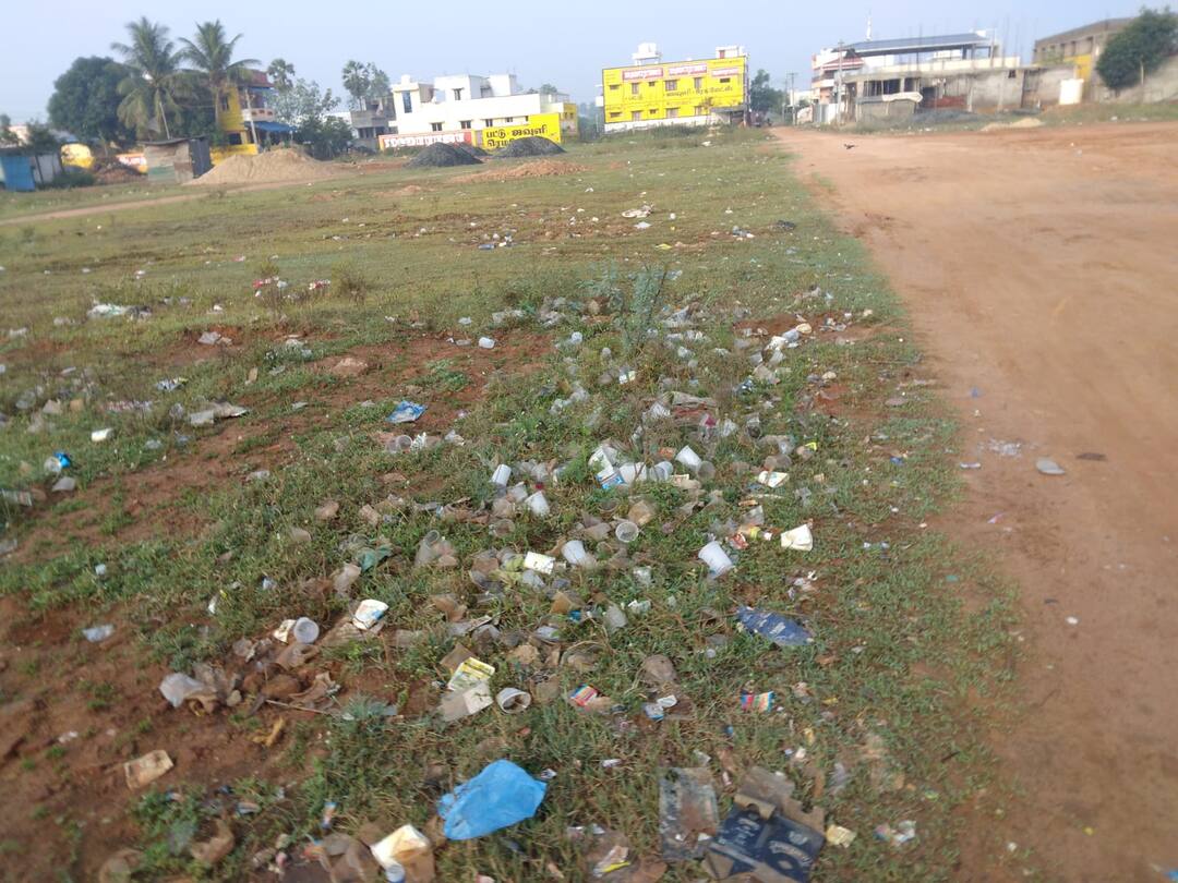Thanjavur Residents are afraid drinkers trouble of breaking a bottle on the road TNN Pugar Petti: 'குடி'மகன்களால் பொதுமக்கள் அச்சம்; மது பாட்டில்களை சாலையிலேயே உடைத்துச் செல்லும் அவலம்