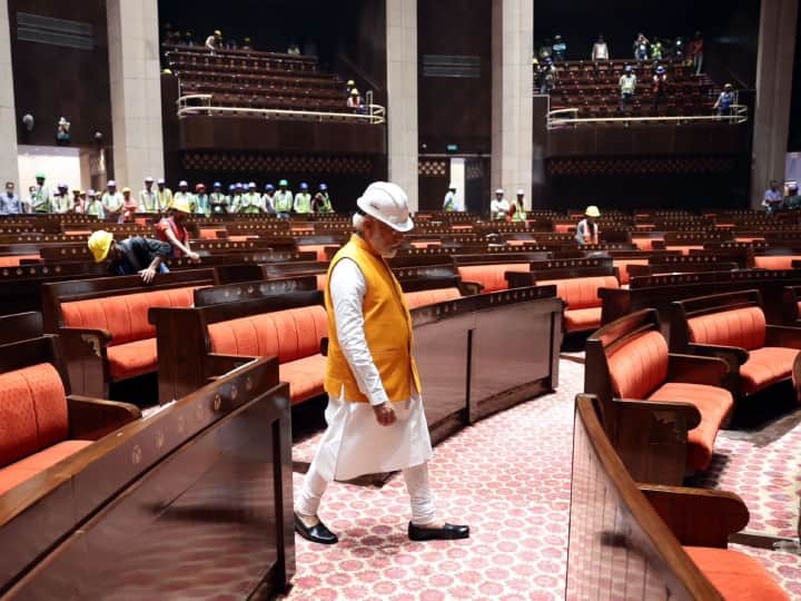 PM Modi surprise visit in new parliament building, interacted with the construction workers पीएम मोदी ने नए संसद भवन का किया दौरा, कंस्ट्रक्शन वर्कर्स से की बात, देखें तस्वीरें