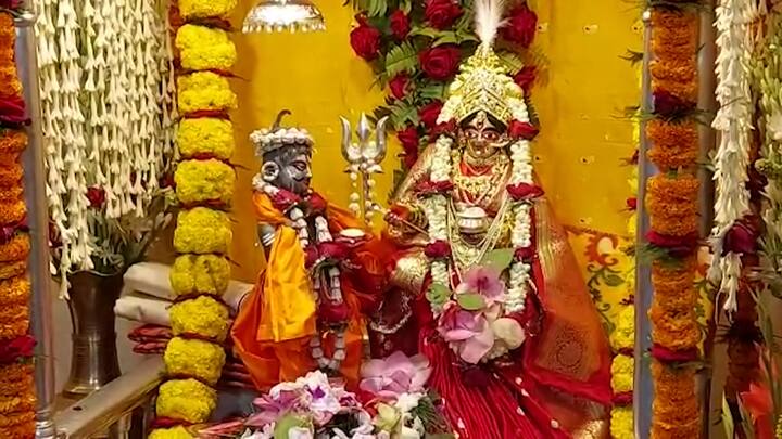 আজ অন্নপূর্ণা পুজো৷ ধুমধাম করে অন্নদাত্রীর পুজো হল বড়িশার সাবর্ণ রায়চৌধুরী পরিবারের বড় বাড়িতে। পরিবারের সদস্যদের পাশাপাশি, পুজোয় যোগ দেন আশপাশের মানুষও। ভোগ বিতরণ করা হয় প্রায় ২ হাজার জনকে।