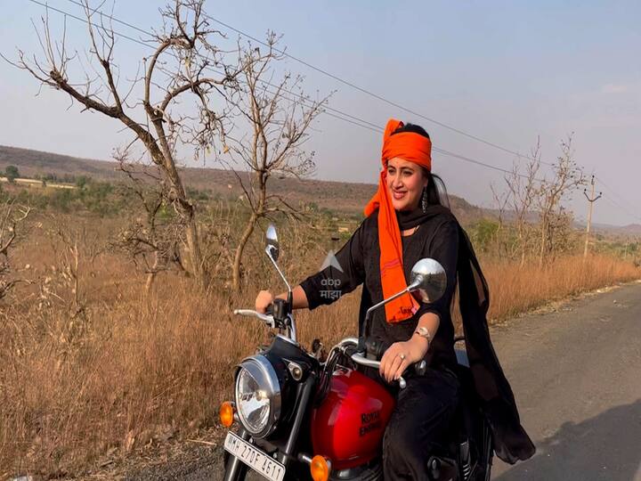 बुलेट चालवत 'जय श्री राम'चा नारा देत नवनीत राणांनी बुलेट राईड केली आहे.