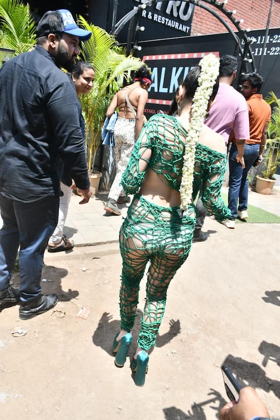 हरे रंग का जाल पहनकर बाहर आईं उर्फी जावेद, बालों के गजरे पर अटकी लोगों की नज़र