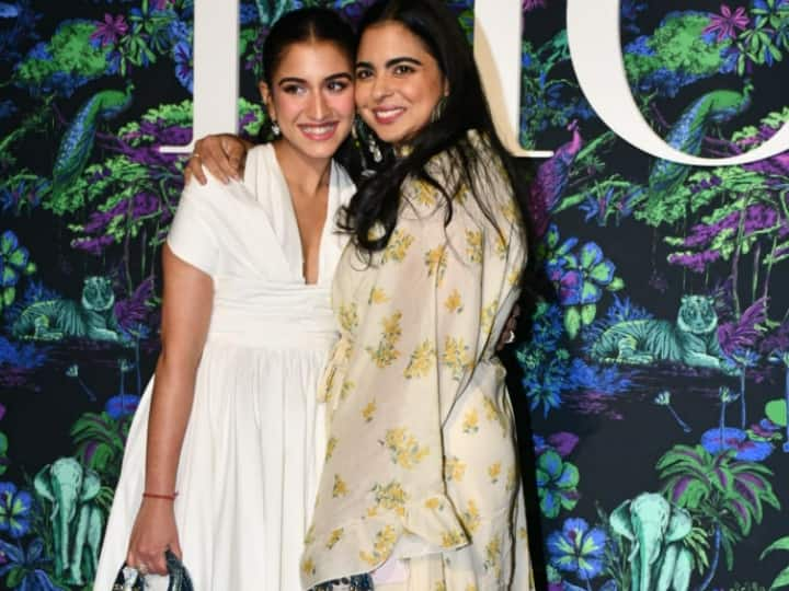 Dior Fashion Gala: ईशा अंबानी अपने होने वाली भाभी राधिका मर्चेंट के साथ डायर फैशन गाला में स्पॉट की गई. जहां दोनों की खास बॉन्डिंग देखने को मिली. नीचे देखिए तस्वीरें.....