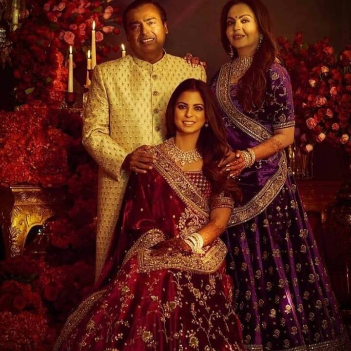 वहीं बात करें अंबानी फैमिली के कुक की तो Financial Express की रिपोर्ट्स के अनुसार उन्हें हर महीने 2 लाख रुपए की सैलरी दी जाती है.