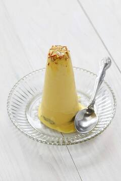 Tender coconut kulfi recipe : கொளுத்தும் வெயிலுக்கு இதமாக இளநீர் குல்ஃபி செய்வது எப்படி?