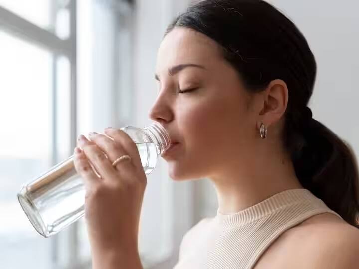 Benefits of drinking water on an empty stomach Health Tips: સવારે ખાલી પેટ પાણી પીવું જોઇએ કે, કંઇક ખાઇને, જાણો યોગ્ય રીત, થશે ફાયદા