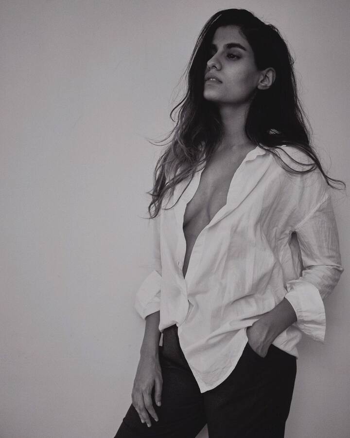 केसांना मोकळे सोडले असून नो मेकअप लुक ठेवला आहे.