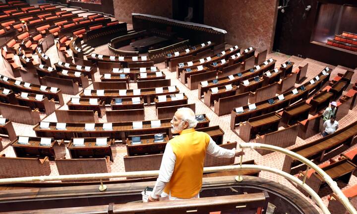 New Parliament Building: संसदेच्या नवीन इमारतीत एकावेळी 1200 हून अधिक खासदार बसण्याची सोय आहे. यामध्ये लोकसभेत 888 तर राज्यसभेत 384 खासदार बसू शकतात.