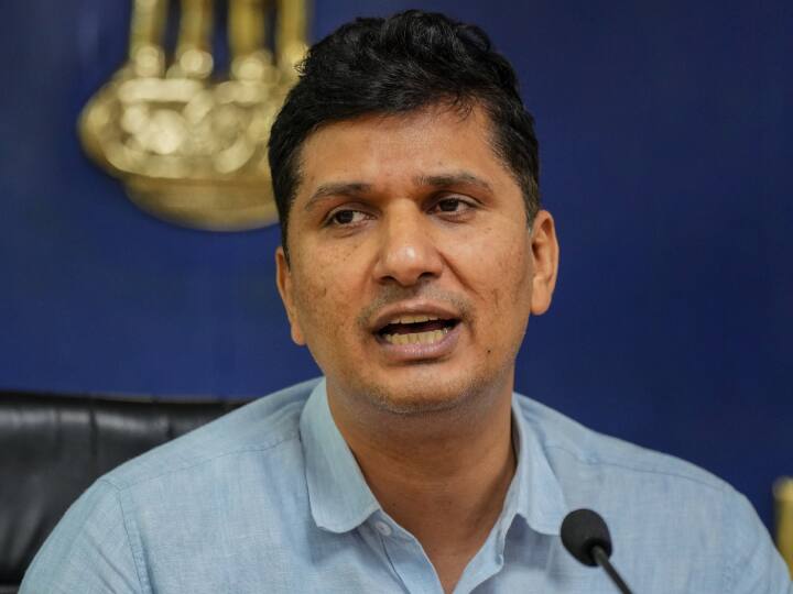 Delhi CM Arvind Kejriwal will hold review meeting regarding Corona preparations says Saurabh Bhardwaj ANN Corona Update: दिल्ली में फिर डराने लगा कोरोना, तैयारियों को लेकर मुख्यमंत्री केजरीवाल करेंगे समीक्षा बैठक