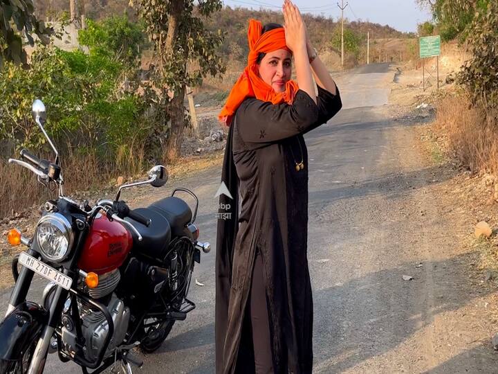 काळा पोशाख, डोक्याला भगवा गमछा बांधून नवनीत राण सुसाट बुलेट राईडवर निघाल्या आहेत.