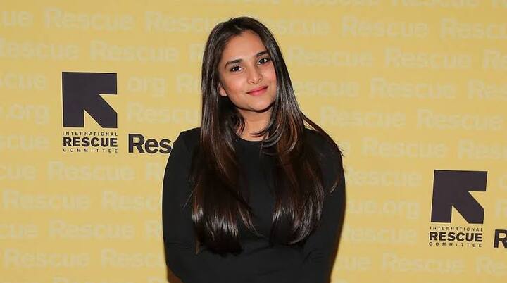 जानकारी के लिए आपको बता दें कि राम्या ने 2013 में राजनीति का हाथ थाम फिल्मों को छोड़ा और हर किसी को हैरान कर दिया. साथ ही वह युवा कांग्रेस से जुड़ गई. इतना ही नहीं 2019 में उन्होंने आम चुनावों में कांग्रेस के सोशल मीडिया कैंपेन का भी  नेतृत्व करने का फैसला लिया. लेकिन बाद में वह चुनाव को हार गई और इसी वजह से उन्होंने राजनीति को छोड़ दिया.