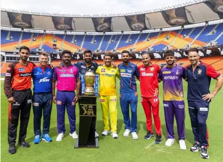 ਇੰਡੀਅਨ ਪ੍ਰੀਮੀਅਰ ਲੀਗ 2023 ਸ਼ੁਰੂ ਹੋਣ ਵਾਲੀ ਹੈ। IPL ਨੇ ਟਵਿੱਟਰ 'ਤੇ 2023 ਦੀ ਟਰਾਫੀ ਦੀ ਫੋਟੋ ਸ਼ੇਅਰ ਕੀਤੀ ਹੈ। ਆਈਪੀਐਲ ਟਰਾਫੀ ਦੇ ਨਾਲ 9 ਟੀਮਾਂ ਦੇ ਕਪਤਾਨ ਵੀ ਨਜ਼ਰ ਆ ਰਹੇ ਹਨ। ਇਸ 'ਚ ਰੋਹਿਤ ਸ਼ਰਮਾ ਨਜ਼ਰ ਨਹੀਂ ਆ ਰਹੇ ਹਨ। ਇਸ 'ਚ ਗੁਜਰਾਤ ਟਾਈਟਨਸ ਦੇ ਕਪਤਾਨ ਹਾਰਦਿਕ ਪੰਡਯਾ ਅਤੇ ਚੇਨਈ ਸੁਪਰ ਕਿੰਗਜ਼ ਦੇ ਕਪਤਾਨ ਮਹਿੰਦਰ ਸਿੰਘ ਧੋਨੀ ਇਕੱਠੇ ਨਜ਼ਰ ਆ ਰਹੇ ਹਨ।