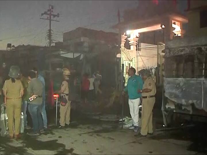 छत्रपती संभाजीनगरच्या किराडपुरा भागातील मंदिरात मध्यरात्री गोंधळ झाल्याचं पाहायला मिळालं, यावेळी मंदिराच्या प्रवेशद्वारावर काही तरुणांनी गोंधळ घातला असून, मध्यरात्री एक वाजता ही घटना घडली.