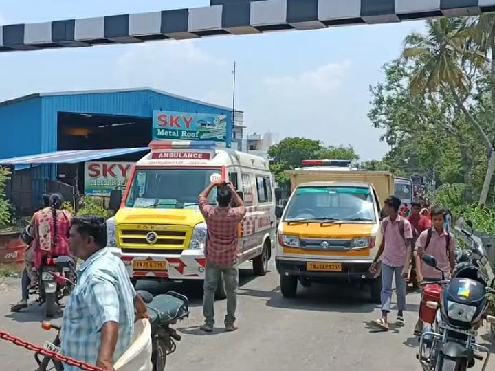 குளித்தலை ரயில்வே கேட் மீது  மோதிய சரக்கு வாகனம் - 2 மணி நேரம் போக்குவரத்து பாதிப்பு