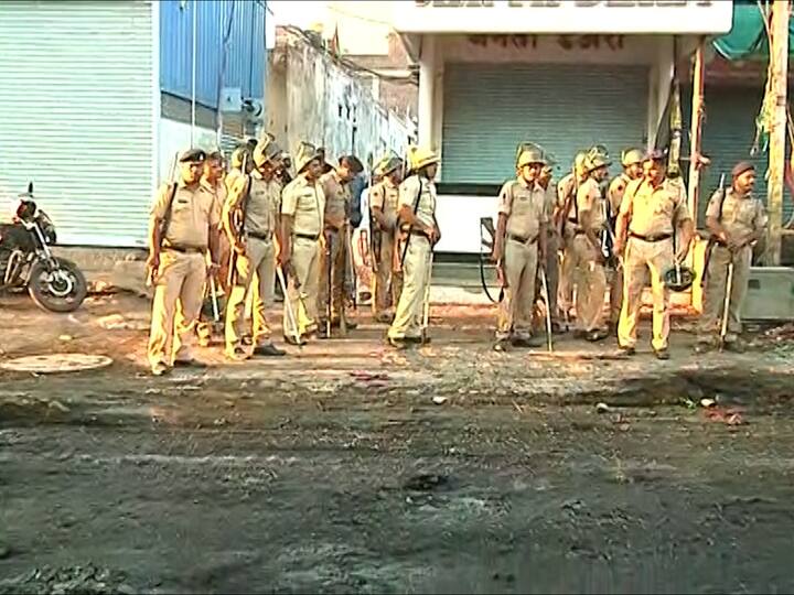 सध्या घटनास्थळी पोलिसांचा मोठा बंदोबस्त तैनात करण्यात आला असून, पोलीस सर्व परिस्थितीवर लक्ष ठेवून आहेत.