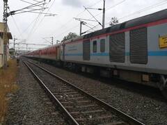 బొలెరో వాహనాన్ని ఢీకొన్న దురంతో ఎక్స్‌ప్రెస్, మొత్తం నుజ్జునుజ్జు - వారు దొంగలా?