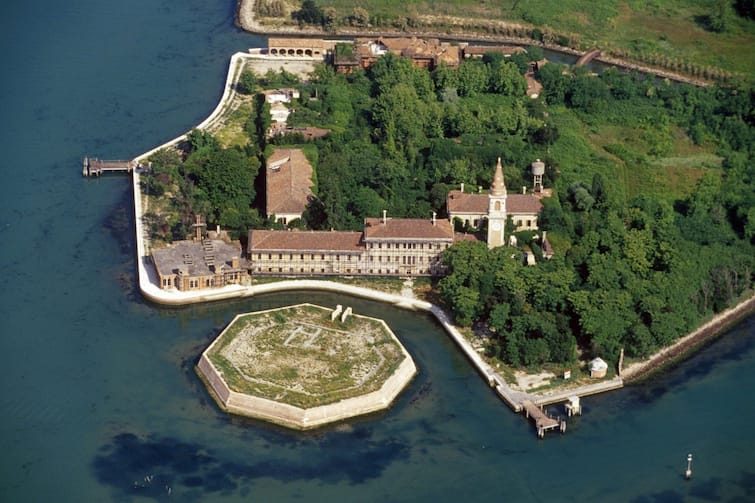 poveglia island mystery 1 lakh 60 thousand people were burnt alive everywhere human bones are found mysterious island Haunted island Haunted Island : 'या' ठिकाणी लाखो लोकांना जिवंत जाळलं, पावला-पावलावर सापडतात मानवाच्या अस्थी, काय आहे याचं गूढ?