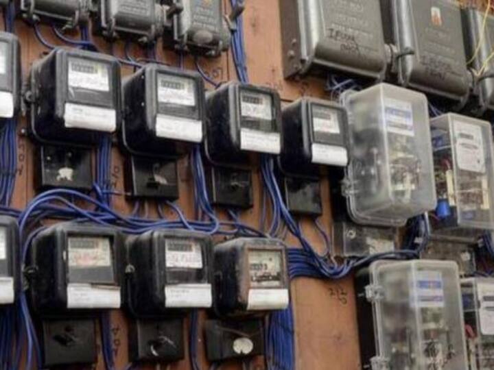 Madhya pradesh woman forced to run out of house for unpaid electricity bill EB Bill: மின்கட்டணம் செலுத்தாத பாட்டி..! வீட்டுக்குள் புகுந்து அட்டகாசம் செய்த மின் ஊழியர்கள்..!