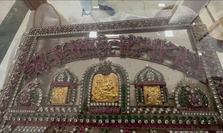 ખરેખર તેમની આ રામાયણ સોના, ચાંદી, અને પૃષ્ઠોથી મળીને બનેલી હતી.  આ કિંમતી રામાયણ આજે પણ હાજર છે.  આજે રામ નવમીના દિવસે આ રામાયણને ભક્તો માટે દર્શન અર્થે મૂકવામાં આવી હતી.