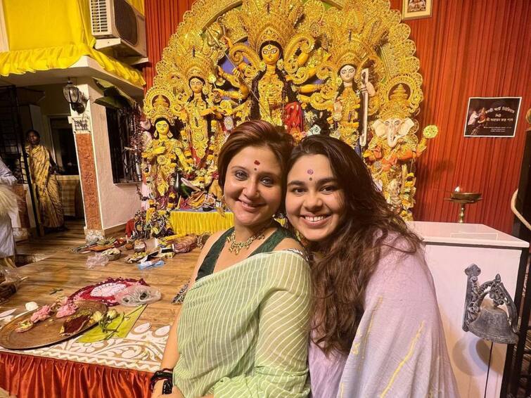 Swastika Mukherjee posts strings of pictures with daughter Anwesha in Basanti Pujo Swastika Mukherjee: ছুটিতে বাড়ি ফিরেছে মেয়ে, বাসন্তী পুজোয় একসঙ্গে ছবি পোস্ট স্বস্তিকা মুখোপাধ্যায়ের